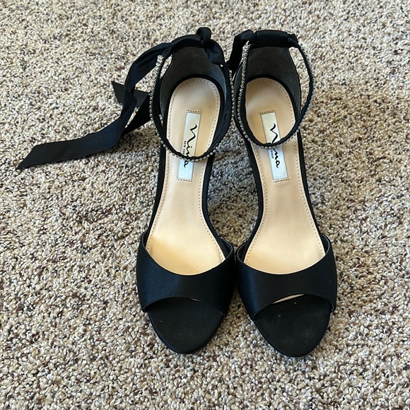 EUC Nina Vinnie Black Satin Shoes- worn once! Sz 8 - Picture 6 of 10